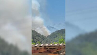 Manisa'nın Soma ilçesinde ormanlık alanda çıkan yangına havadan ve karadan