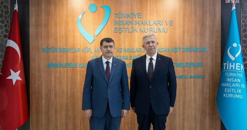 Mansur Yavaş’tan TİHEK Başkanı Vasip Şahin’e hayırlı olsun ziyareti Ankara Büyükşehir Belediye Başkanı Mansur Yavaş, Türkiye İnsan Hakları ve