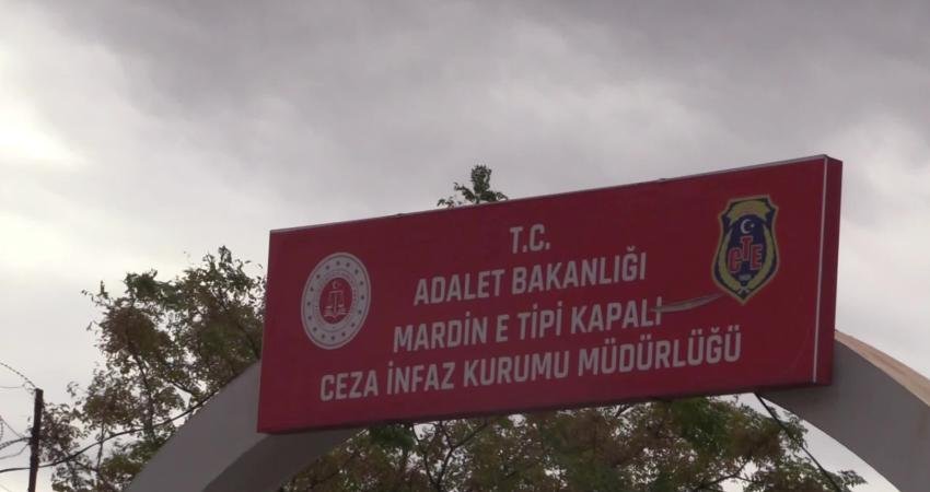 Mardin’de 3 kişinin hayatını kaybettiği yol verme kavgasında 5 kişi tutuklandı Mardin’in Kızıltepe ilçesinde iki aile arasında yol verme nedeniyle çıkan