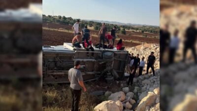 Mardin’in Ömerli ilçesinde Kızılay’a ait kan toplama aracının şarampole devrilmesi