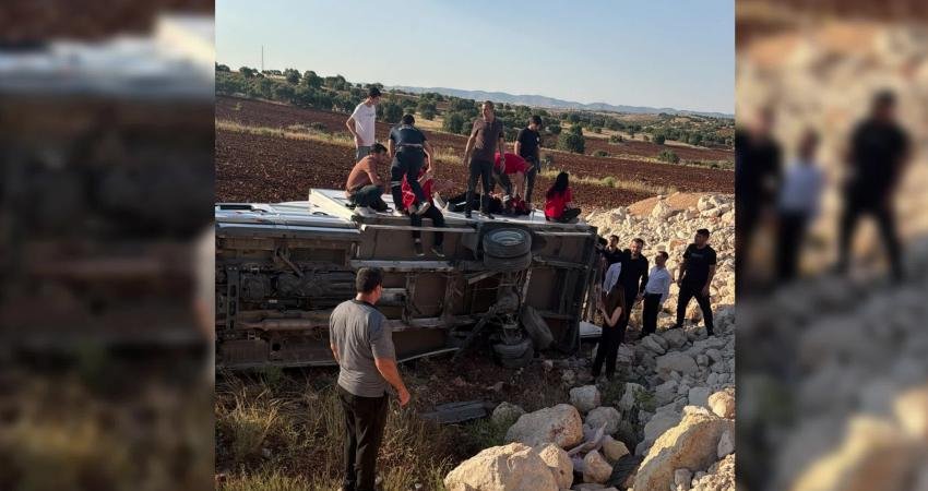 Mardin’in Ömerli ilçesinde Kızılay’a ait kan toplama aracının şarampole devrilmesi