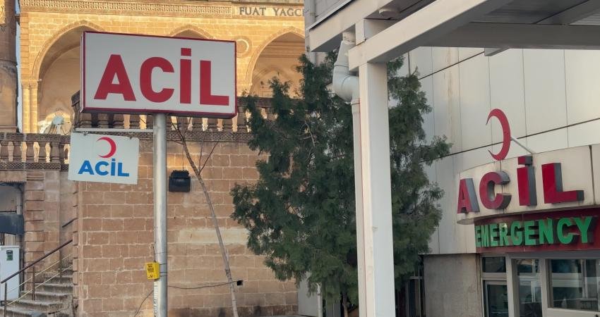 Mardin’in Nusaybin ilçesinde bariyerlere çarpan hafif ticari araçta bulunan 1