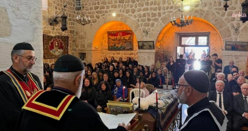 Mardin’de yaşamını yitiren Süryani cemaatine mensup Ergin ve Şahin için kilisede tören düzenlendi Mardin’de yaşamlarını yitiren Süryani cemaati üyelerinden İsa Ergin Midyat Mor
