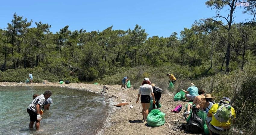 Marmaris Belediyesi Temizlik İşleri Müdürlüğü ekipleri ile Marmaris Doğa Gönüllüleri,