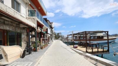 Marmaris Belediyesi tarafından Bozburun’da 1,5 kilometrelik sahil hattında yürütülen yenileme