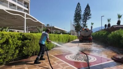 Marmaris Belediyesi Temizlik İşleri Müdürlüğü ekipleri, yaz sezonuyla birlikte temizlik