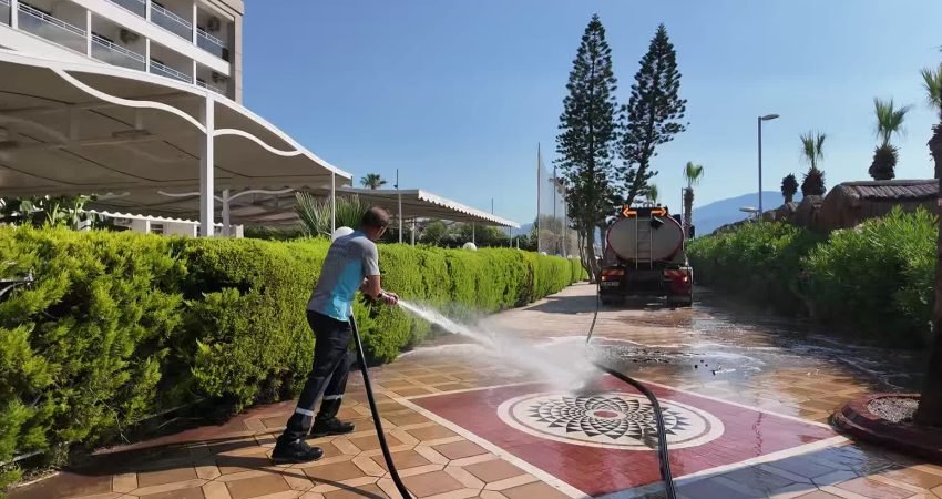 Marmaris Belediyesi Temizlik İşleri Müdürlüğü ekipleri, yaz sezonuyla birlikte temizlik