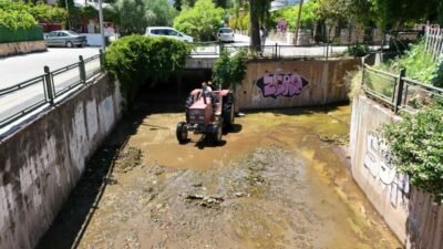 Marmaris Belediyesi Temizlik İşleri Müdürlüğü ekipleri, ilçedeki derelerde kötü kokuya