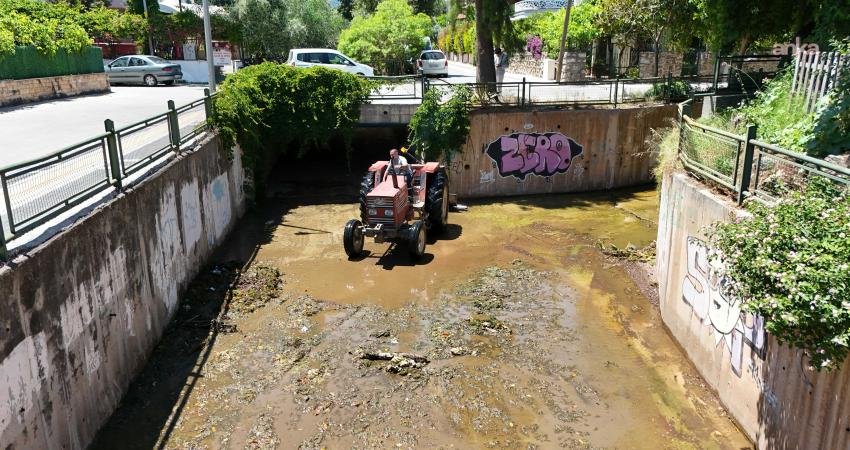 Marmaris Belediyesi Temizlik İşleri Müdürlüğü ekipleri, ilçedeki derelerde kötü kokuya