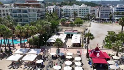 Marmaris Belediyesi'nin Uzunyalı Sahili'nde hizmete açtığı Halk Plaj Kafe, ücretsiz