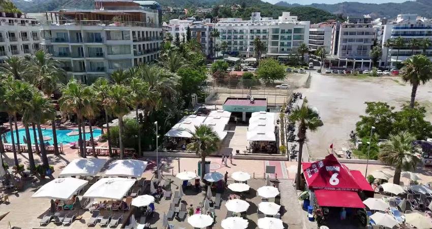 Marmaris Belediyesi'nin Uzunyalı Sahili'nde hizmete açtığı Halk Plaj Kafe, ücretsiz