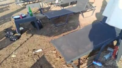 Marmaris Belediyesi’nin ücretsiz hizmet veren halk plajında kullanıcıların ardında bıraktığı