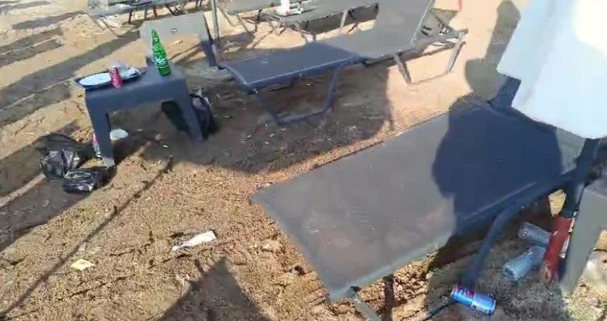Marmaris Belediyesi’nin ücretsiz hizmet veren halk plajında kullanıcıların ardında bıraktığı