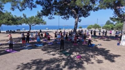 Menderes Belediyesi'nce, yaz boyunca Özdere Gençlik Parkı’nda pilates dersleri veriliyor.