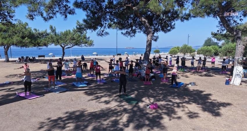 Menderes Belediyesi'nce, yaz boyunca Özdere Gençlik Parkı’nda pilates dersleri veriliyor.