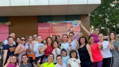 Menderes Belediyesi’nin zumba dersleri dolu dizgin devam ediyor. Düzenli yapılan