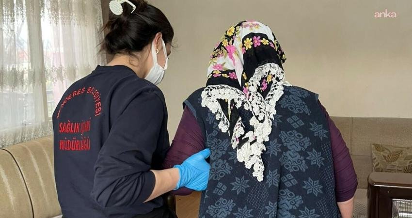 Menderes Belediyesi’nin evde bakım hizmeti vatandaşlara destek eli uzatmaya devam