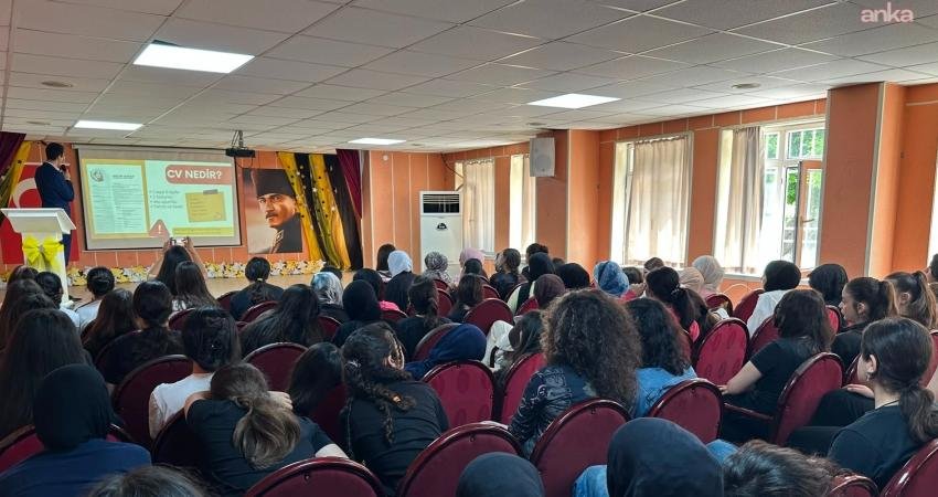 Mersin Büyükşehir Belediyesi Kariyer Merkezi tarafından düzenlenen eğitim programında, lise