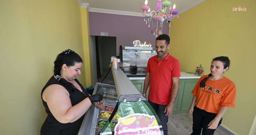 Mersin Büyükşehir Belediyesi, üretici kadınları desteklemeye devam ediyor Mersin Büyükşehir Belediyesi’nin Üretici Kadın Stantları, kadınların ekonomik hayata katılımını