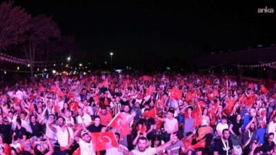 İBB, A Milli Futbol Takımı'nın maç heyecanını meydanlara taşıyor. Eminönü