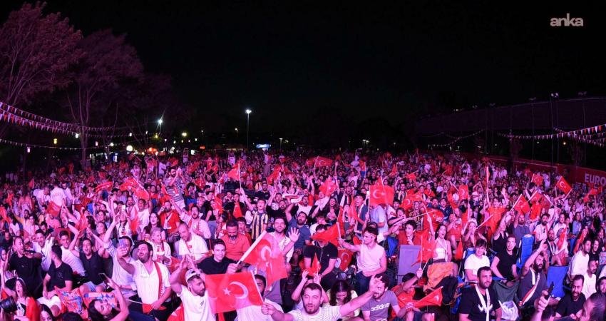 İBB, A Milli Futbol Takımı'nın maç heyecanını meydanlara taşıyor. Eminönü