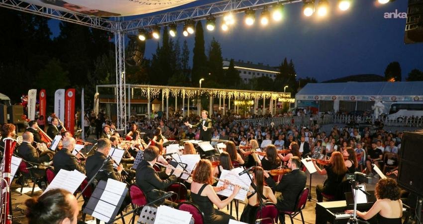 Muğla Büyükşehir Belediyesi Senfoni Orkestrası, Menteşe Kent Meydanı’nda düzenlediği Film