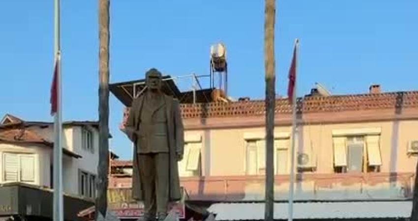 Muğla'nın Köyceğiz ilçesinde Eğitim-Sen üyeleri, Ankara'da açlık grevi başlatan özel
