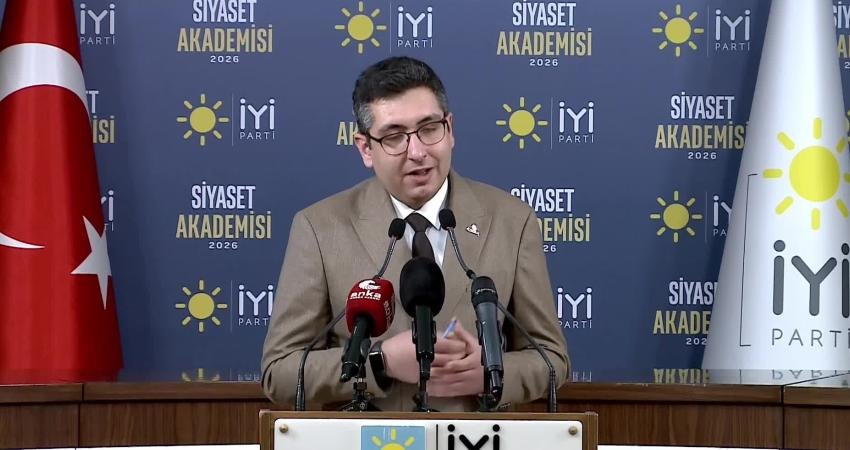 Müsavat Dervişoğlu: “Milletin tercih hakkını yok sayan kayyum anlayışına karşı olmak temel ilkelerimizin doğal bir gereğidir” İYİ Parti Genel Başkanı Müsavat Dervişoğlu, bir ülkede seçimin yerini