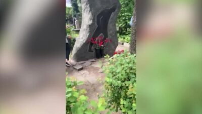 Dünyadaki önemli şairler arasında sayılan, şiirleri 50’den fazla dile çevrilen