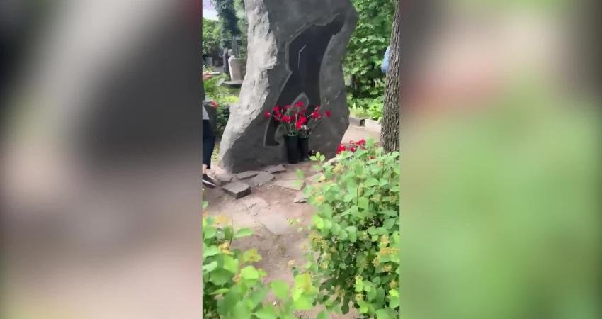 Dünyadaki önemli şairler arasında sayılan, şiirleri 50’den fazla dile çevrilen