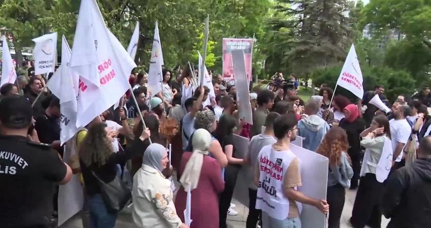 Ankara'da mülakat mağduru öğretmenler ile özel sektör öğretmenlerinin TBMM önünde