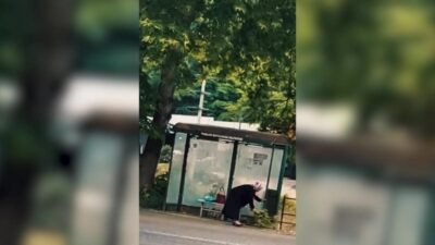 Ortahisar Belediye Başkanı Ahmet Kaya, mahallesindeki otobüs durağını gönüllü olarak