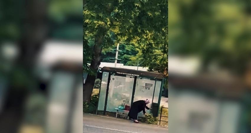 Ortahisar Belediye Başkanı Ahmet Kaya, mahallesindeki otobüs durağını gönüllü olarak
