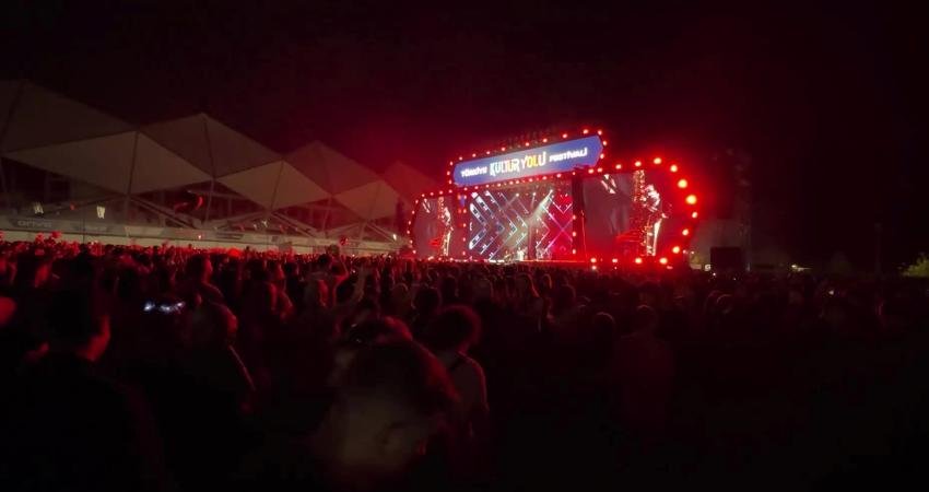 Ortahisar Belediyesi, konser sonrası ulaşım krizini sekiz otobüsle çözdü Ortahisar Belediyesi, Kültür Yolu Festivali kapsamında düzenlenen konserler sonrasında ortaya