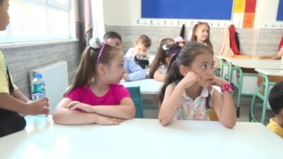 Osmangazi Belediye Başkanı Erkan Aydın, karne heyecanı yaşayan öğrencilerle bir