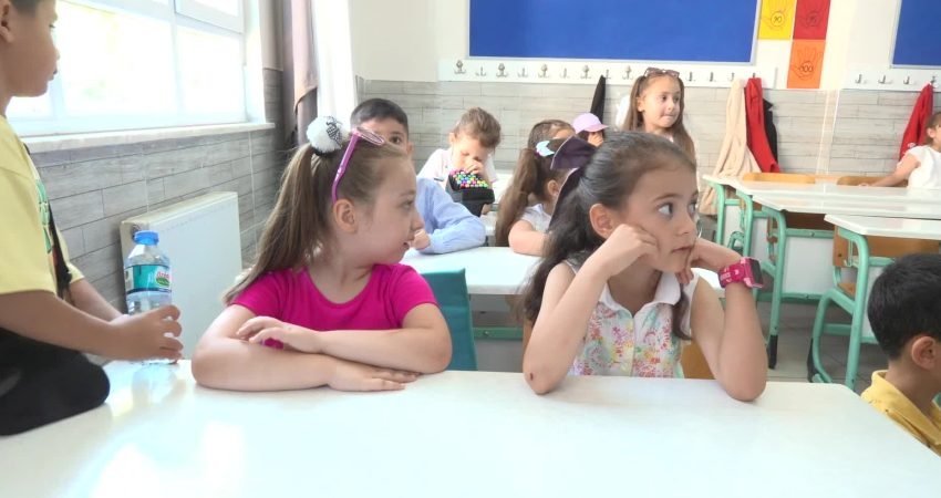 Osmangazi Belediye Başkanı Erkan Aydın, karne heyecanı yaşayan öğrencilerle bir