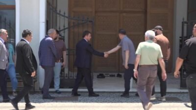 Osmangazi Belediye Başkanı Erkan Aydın, Yeniceabat Mahallesi’ni ziyaret ederek vatandaşlarla