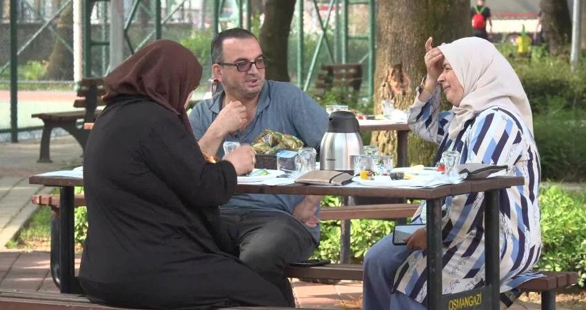 Osmangazi Belediye Başkanı Erkan Aydın, Veysel Karani Mahallesi’nde düzenlenen kahvaltı