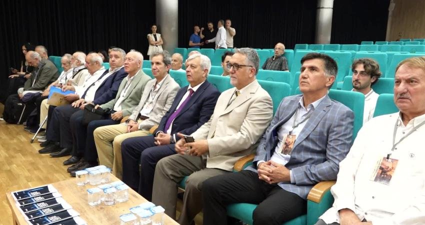 Osmangazi’de kılıç-kalkan geleneği için ortak akıl buluşması Osmangazi Belediyesi, Bursa’nın simgelerinden olan kılıç-kalkan oyununun korunması ve gelecek