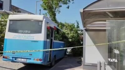 Osmaniye’de durukta yolcu almak için bekleyen özel halk otobüsünün üzerine