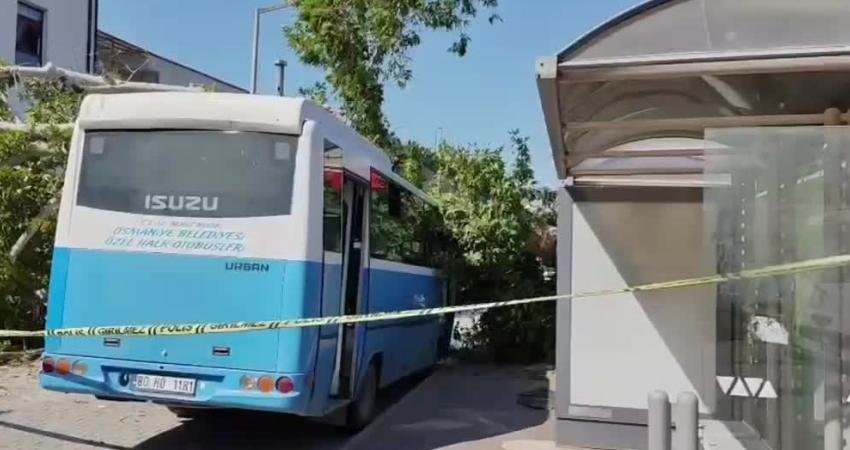 Osmaniye’de durukta yolcu almak için bekleyen özel halk otobüsünün üzerine