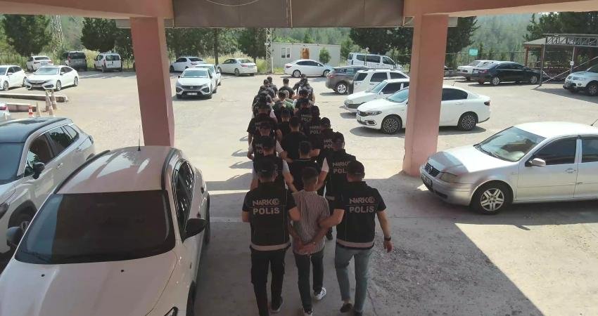 Osmaniye'de uyuşturucu ticaretine yönelik operasyonlarda 11 şüpheli gözaltına alındı. Çeşitli
