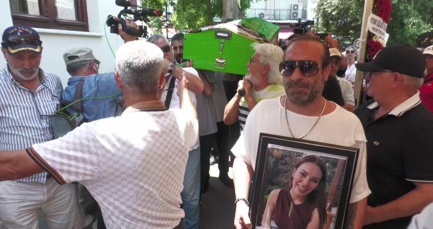 Hayatını kaybeden oyuncu Ece İrtem, Aydın'ın Kuşadası ilçesinde düzenlenen cenaze