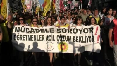 Özel Sektör Öğretmenleri Sendikası Kadıköy’de yürüyüş gerçekleştirdi. Öğretmenler yaptıkları basın