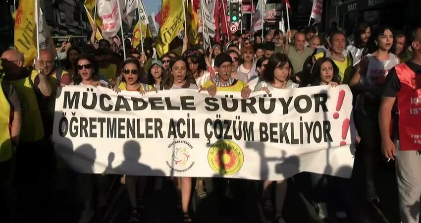 Özel Sektör Öğretmenleri Sendikası Kadıköy’de yürüyüş gerçekleştirdi. Öğretmenler yaptıkları basın