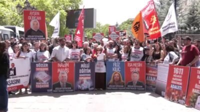 Özel sektör ve mülakat mağduru öğretmenler, MEB önünde yaptıkları açıklamada,