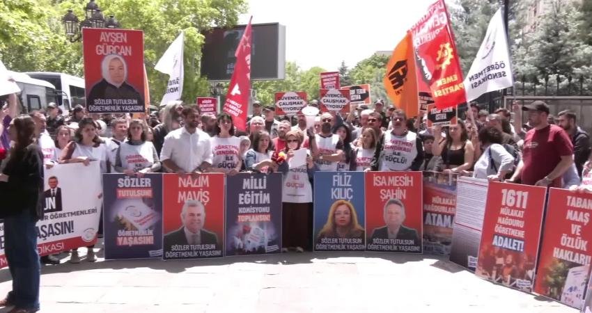 Özel sektör ve mülakat mağduru öğretmenler, MEB önünde yaptıkları açıklamada,