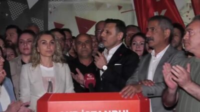 CHP İstanbul İl Başkanı Özgür Çelik, İstanbul İl Başkanlığı önünde