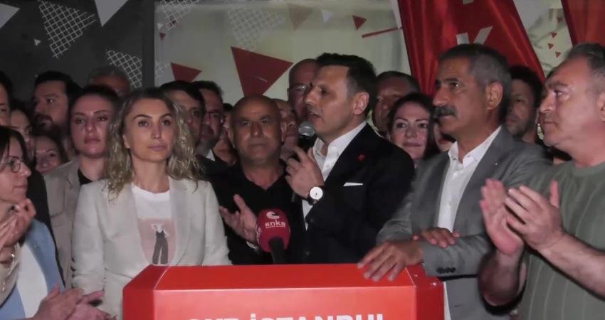 CHP İstanbul İl Başkanı Özgür Çelik, İstanbul İl Başkanlığı önünde