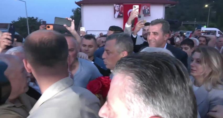 CHP Grup Başkanı Özgür Özel, Amasya'nın Taşova ilçesinde, CHP'ye sahip
